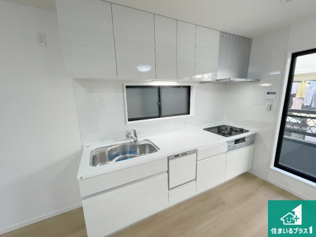 西宮市今津野田町　中古一戸建てのキッチン|リビングと統一感があり、使い勝手のいいキッチン。広々としているので、二人並んで作業が出来ちゃいます。お子様と一緒に色々なお料理に挑戦できるスペースがあります。