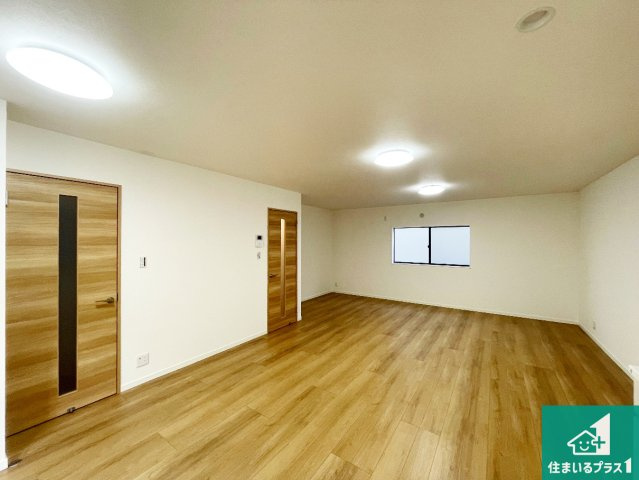 西宮市今津野田町　中古一戸建ての居間・リビング|明るいリビングで朝の目覚めもスッキリできそう！対面キッチンでご家族のコミュニケーションも自然と増える設計！小さなお子様が遊ぶスペースを作っても広々とくつろげるLDK！