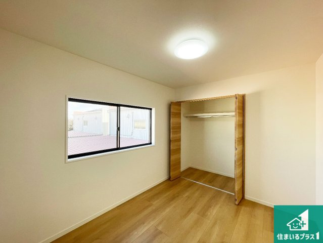 西宮市今津野田町　中古一戸建ての洋室|寝室は心地よい眠りについてもらいたくて、シンプルかつ開放的な空間な設計にしています！大きな窓から差し込む日が心地いいです♪