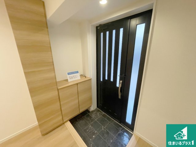 西宮市今津野田町　中古一戸建ての玄関|シューズボックスにはたくさんの靴が収納できるので玄関周りはいつもスッキリ！ご家族が増えても安心！