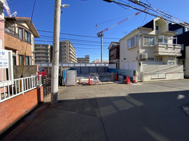 新座市新堀3丁目1棟の前面道路含む現地写真
