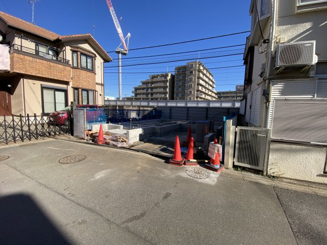 新座市新堀3丁目1棟の前面道路含む現地写真