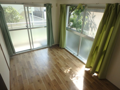 【内装】 | ロイヤルメゾン甲子園口Ⅲ | こちらのリビングで趣味の時間をお楽しみください