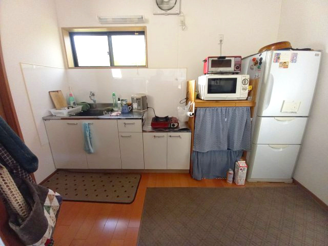 【四倉町にある駐車場広々の作業場兼事務所】の内装|明るい室内です