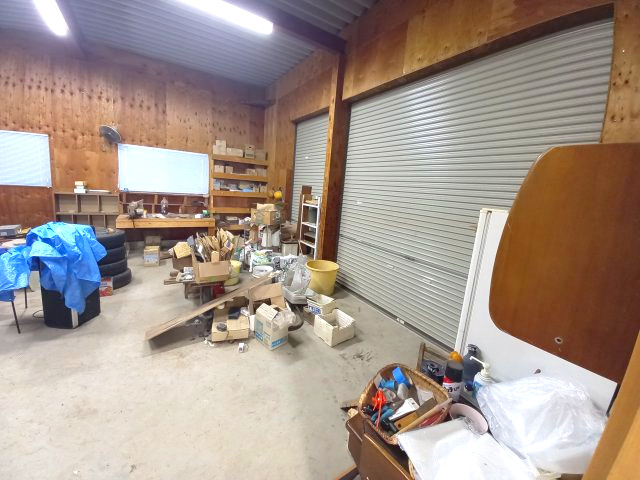 【四倉町にある駐車場広々の作業場兼事務所】の内装|明るい室内です