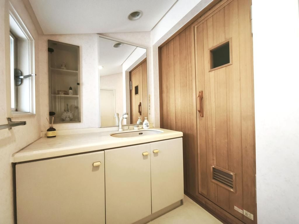 杉並区和田3丁目　中古戸建の独立洗面台|現地ご見学希望・資料請求などお気軽にお問い合わせ下さい！
03-5990-5201