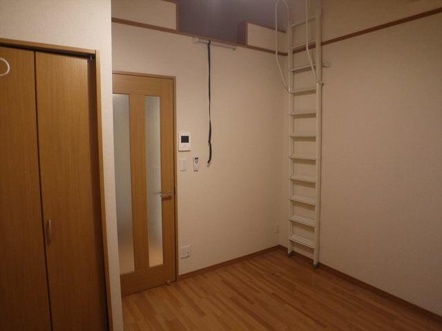エアプレイス元住吉の内装|ロフトへはハシゴで登ります