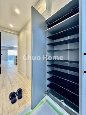 【玄関】 | 秀和亀戸天神橋レジデンス | 【玄関】玄関には大型のシューズクローゼットを設置しておりますのでいつでもスッキリりとした空間を保てます。玄関周りを清潔に使うのはとても大事なことですよね。