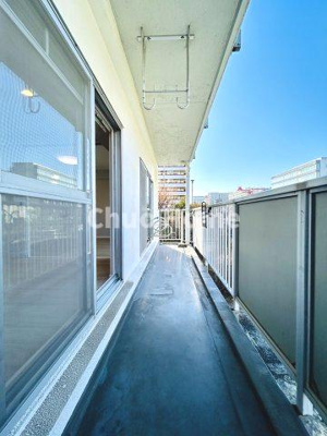 【バルコニー】 | 秀和亀戸天神橋レジデンス | 【バルコニー】幅もあって、奥行きもあるゆとりのバルコニー。洗濯物を干したり乾かしたりだけでなく、ただ出てみるだけでも気持ちいいですよ。