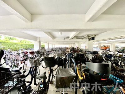 【駐輪場】 | 秀和亀戸天神橋レジデンス | 【自転車置き場】最新の空き状況や費用などの詳細は担当スタッフまでお問い合わせください。