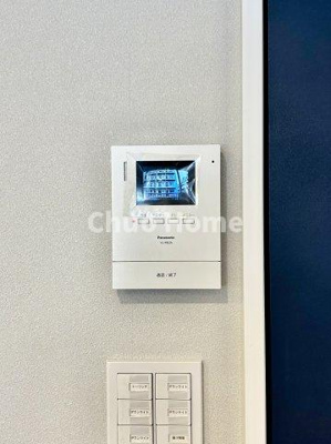 【セキュリティ】 | 秀和亀戸天神橋レジデンス | 【モニターホン】誰が来たかすぐにわかるカラーモニター付きインターホン。通話ボタンを押すまでは室内の音は漏れていませんので相手を確かめてから応対できます。