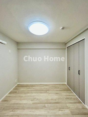 【寝室】 | 秀和亀戸天神橋レジデンス | 【寝室】心と体をゆったりと安らげる主寝室。寝室のゆとりが大きい分だけ、暮らしの安らぎは深まります。一日の疲れを癒すだけでなく、ご夫婦の親密な語らいを紡ぎ出します