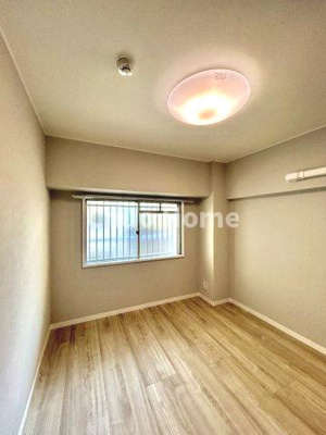 【子供部屋】 | 秀和亀戸天神橋レジデンス | 【子供部屋】お子様を持つ家庭の約6割が「家族や子どものため」に購入を希望。入学後の転校を避け、広い空間でのびのび育てたいなどの親心が、家探しのきっかけになっているようです。