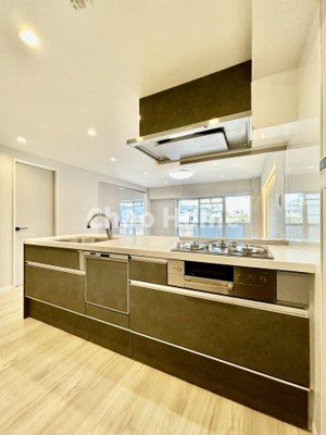 【キッチン】 | 秀和亀戸天神橋レジデンス | ワイドで収納豊富なシステムキッチン