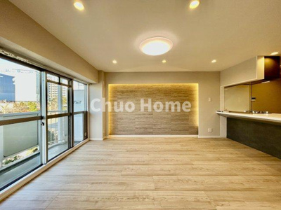 【キッチン】 | 秀和亀戸天神橋レジデンス | 視界に広がりを生むオープンなキッチン。料理や片付けをしながら、家族との会話を楽しんだり、リビングで遊ぶ子どもを見守れます。ご見学時には家具の配置などもイメージしながらぜひご覧になって見て下さい。