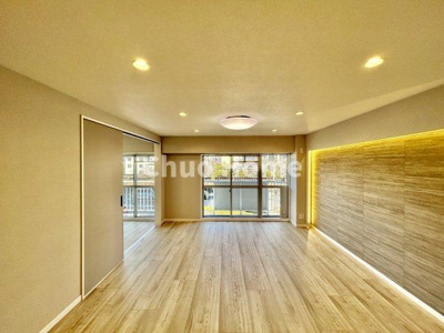 【居間・リビング】 | 秀和亀戸天神橋レジデンス | 【リビングダイニング】一日の中で多くの時間を過すことになるリビングダイニングだからこそ、いつも穏やかな空間であることが必然。爽やかな通風と採光を存分に感じる事が出来る空間です。