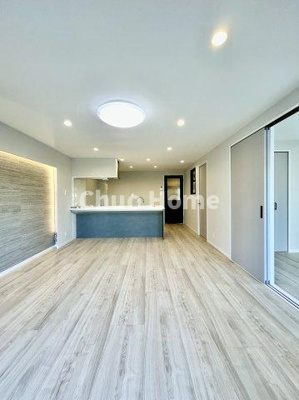 【ダイニング】 | 秀和亀戸天神橋レジデンス | 【ダイニング】忙しい朝でも、しっかり家族が揃って食事をして頂けるゆとりある大きさのダイニングスペース。奥様が作る手料理をカウンター越しに受けとって頂き、テーブルで囲む素敵な時間を存分に愉しんで下さい。