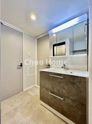 【脱衣所】 | 秀和亀戸天神橋レジデンス | 【洗面所】明るい洗面所は朝をすっきりさせてくれる空間です。バタバタしている忙しい朝でも収納が多い洗面台では短い時間で効率良く支度ができます。