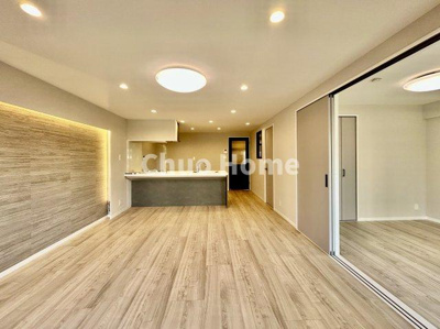 【居間・リビング】 | 秀和亀戸天神橋レジデンス | 【居間・リビング】「ＬＤＫは家族団らんをデザイン」広いＬＤＫでは家族が集まり一緒の時間を過ごせる工夫がされております。何気ない一日の当たり前のひとコマがいつか一生の宝物になります