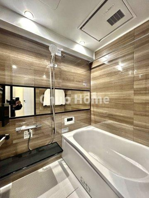 【浴室】 | 秀和亀戸天神橋レジデンス | 【バスルーム】暖房換気乾燥機付きシステムバスルーム。暖房・冷風・換気・乾燥など、毎日を快適に過ごせるうれしい機能が揃っています。雨の日の洗濯物も安心です。