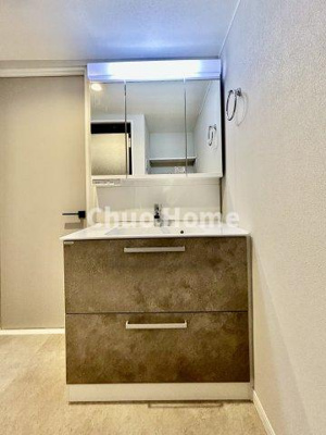 【独立洗面台】 | 秀和亀戸天神橋レジデンス | 【洗面化粧台】洗面化粧台には三面鏡を採用。身だしなみを整えやすい事はもちろんですが、鏡の後ろに収納スペースを設ける事により、散らかりやすい洗面スペースをすっきりさせる事が出来るのも嬉しいですね