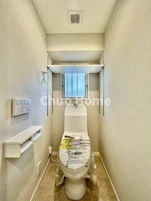 【トイレ】 | 秀和亀戸天神橋レジデンス | 【トイレ】 収納スペースをしっかりと確保した温水洗浄便座機能付きトイレ。温水洗浄便座は清潔にお使いいただくための大切なアイテムです。