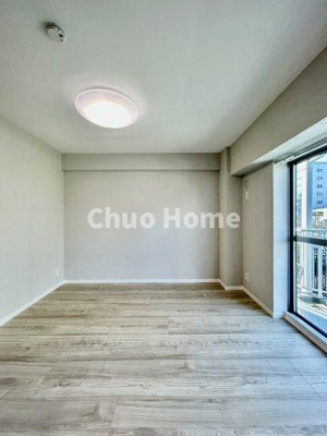 【洋室】 | 秀和亀戸天神橋レジデンス | 【洋室】快適に過ごす条件は、一人ひとり違います。だからこそ飾り過ぎないシンプルな内装と偏り過ぎないデザインで統一しております。居住していく中でオーナー様だけの【マイホーム】に創り上げて下さい