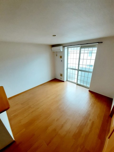 レジデンス　ファミリア　Ｄの居間・リビング|居室・リビング