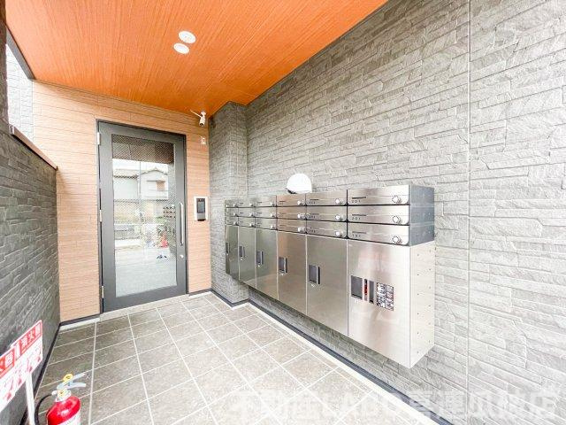 セレニティ加美南A棟のエントランス