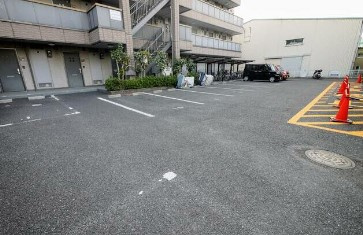 サンプレイスの駐車場