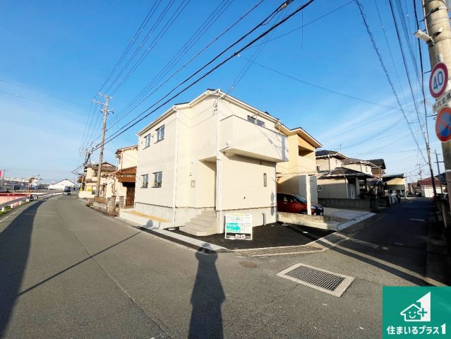 加古川市野口町良野　第13期　新築一戸建ての前面道路含む現地写真|周辺は閑静な住宅街！前面道路広々で車の出し入れも便利です。駐車が苦手な方でも安心して車庫入れできます！