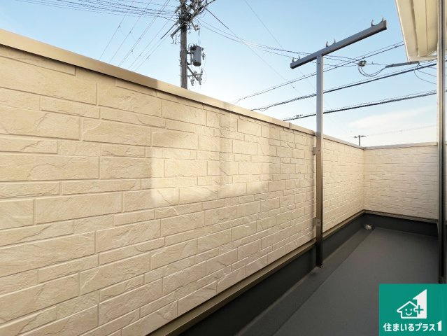 加古川市野口町良野　第13期　新築一戸建てのバルコニー|ワイドバルコニーは洗濯物を干すスペースが広いのでご家族が多くても安心！