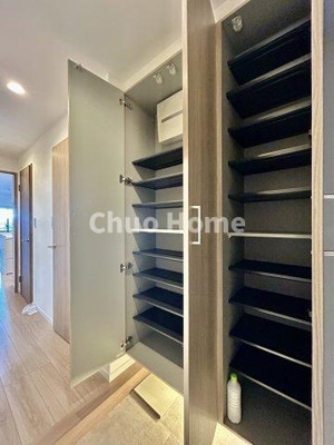 【玄関】 | グランロイヤル曳舟 | 【玄関】玄関には大型のシューズクローゼットを設置しておりますのでいつでもスッキリりとした空間を保てます。玄関周りを清潔に使うのはとても大事なことですよね。