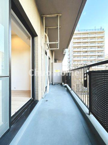 グランロイヤル曳舟のバルコニー|【バルコニー】幅もあって、奥行きもあるゆとりのバルコニー。洗濯物を干したり乾かしたりだけでなく、ただ出てみるだけでも気持ちいいですよ。