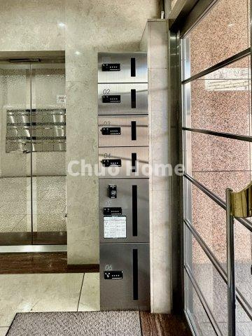 グランロイヤル曳舟の設備|【宅配ボックス】在宅時・不在時に関わらず、居住者の代わりに非対面で宅配物を受け取ってくれる便利な設備です。わかりやすくご説明致しますので見学時にはお部屋だけではなく共用部分もぜひチェックしてください。