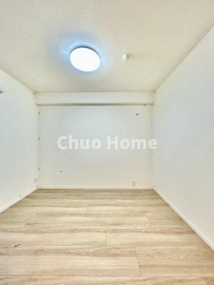 【寝室】 | グランロイヤル曳舟 | 【寝室】心と体をゆったりと安らげる主寝室。寝室のゆとりが大きい分だけ、暮らしの安らぎは深まります。一日の疲れを癒すだけでなく、ご夫婦の親密な語らいを紡ぎ出します