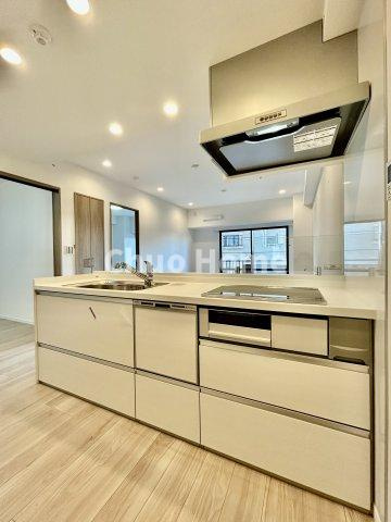 グランロイヤル曳舟のキッチン|ワイドで収納豊富なシステムキッチン