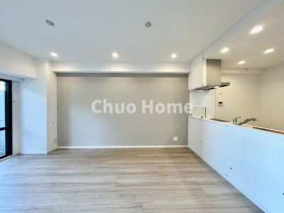 【キッチン】 | グランロイヤル曳舟 | 視界に広がりを生むオープンなキッチン。料理や片付けをしながら、家族との会話を楽しんだり、リビングで遊ぶ子どもを見守れます。ご見学時には家具の配置などもイメージしながらぜひご覧になって見て下さい。