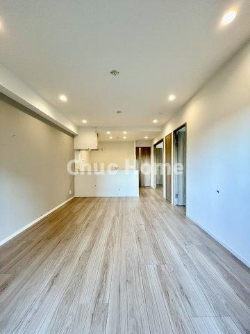 グランロイヤル曳舟のダイニング|【ダイニング】忙しい朝でも、しっかり家族が揃って食事をして頂けるゆとりある大きさのダイニングスペース。奥様が作る手料理をカウンター越しに受けとって頂き、テーブルで囲む素敵な時間を存分に愉しんで下さい。