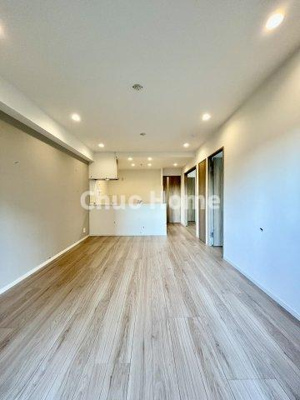 【ダイニング】 | グランロイヤル曳舟 | 【ダイニング】忙しい朝でも、しっかり家族が揃って食事をして頂けるゆとりある大きさのダイニングスペース。奥様が作る手料理をカウンター越しに受けとって頂き、テーブルで囲む素敵な時間を存分に愉しんで下さい。