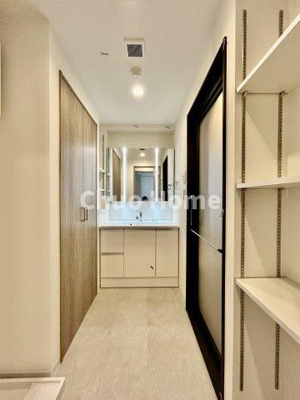 【脱衣所】 | グランロイヤル曳舟 | 【洗面所】明るい洗面所は朝をすっきりさせてくれる空間です。バタバタしている忙しい朝でも収納が多い洗面台では短い時間で効率良く支度ができます。