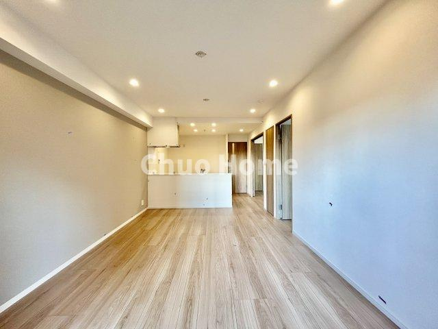 グランロイヤル曳舟の居間・リビング|【居間・リビング】「ＬＤＫは家族団らんをデザイン」広いＬＤＫでは家族が集まり一緒の時間を過ごせる工夫がされております。何気ない一日の当たり前のひとコマがいつか一生の宝物になります