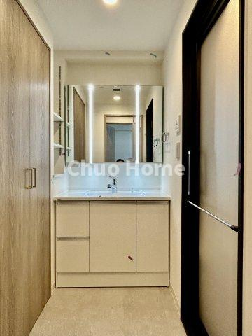 グランロイヤル曳舟の独立洗面台|【洗面化粧台】洗面化粧台には三面鏡を採用。身だしなみを整えやすい事はもちろんですが、鏡の後ろに収納スペースを設ける事により、散らかりやすい洗面スペースをすっきりさせる事が出来るのも嬉しいですね