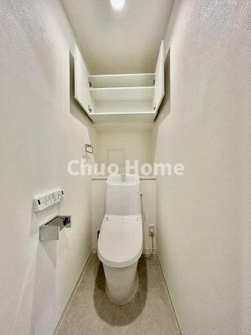 グランロイヤル曳舟のトイレ|【トイレ】 収納スペースをしっかりと確保した温水洗浄便座機能付きトイレ。温水洗浄便座は清潔にお使いいただくための大切なアイテムです。