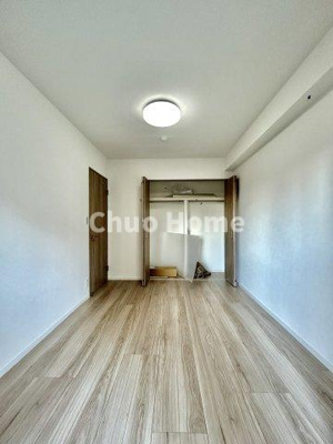 【洋室】 | グランロイヤル曳舟 | 【洋室】快適に過ごす条件は、一人ひとり違います。だからこそ飾り過ぎないシンプルな内装と偏り過ぎないデザインで統一しております。居住していく中でオーナー様だけの【マイホーム】に創り上げて下さい