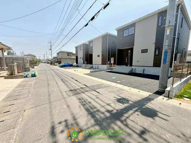 久喜市青毛第3　新築一戸建て　01　クレイドルガーデンの前面道路含む現地写真