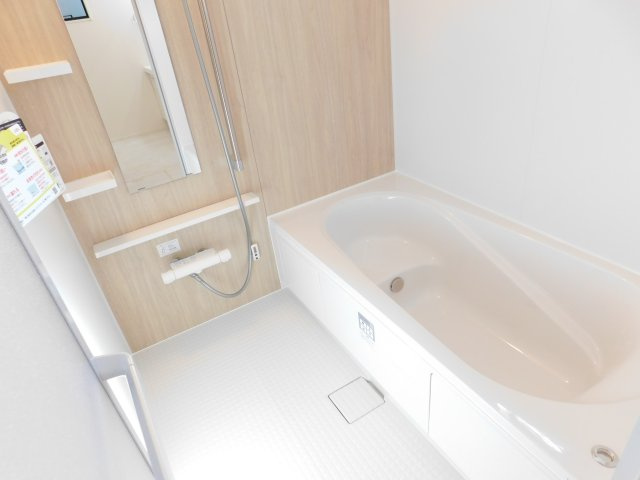 名古屋市西区貝田町１丁目の新築一戸建の浴室|◇浴室◇　　システムバス（ＬＩＸＩＬ）・浴室暖房乾燥機・保温浴槽・エコベンチ浴槽・追い焚き機能・スライドバーシャワー・キレイサーモフロア・オートバス・バリアフリーバス・浴室窓あり