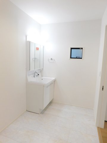 名古屋市西区貝田町１丁目の新築一戸建の独立洗面台|◇洗面室◇　　広い洗面室！　三面鏡シャワードレッサー　床下収納完備