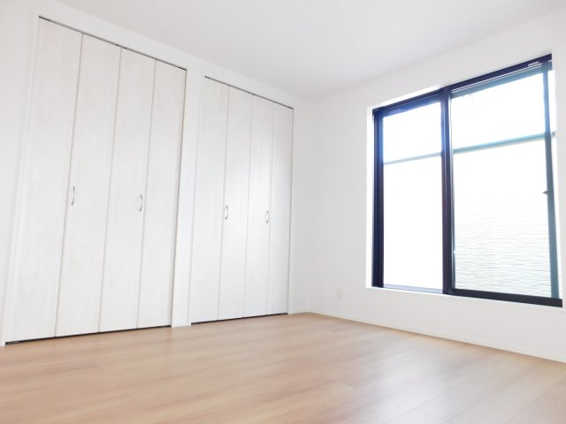名古屋市西区貝田町１丁目の新築一戸建の洋室|◇洋室◇　　明るい洋室７．１８帖　収納２ヵ所完備♪　バルコニー付き！