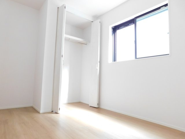 名古屋市西区貝田町１丁目の新築一戸建の洋室|◇洋室◇　　明るい洋室５．０４帖　全居室収納完備♪